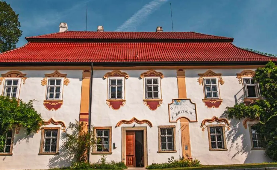 Zámek Ostrov u Zbraslavic