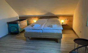 ložnice se 2 samostatnými lůžky a 1 manželskou postelí