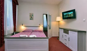 manželská postel v apartmánu