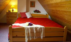 dvoulůžková ložnice s manželskou postelí