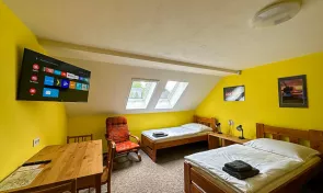 Žlutý apartmán se třemi samostatnými lůžky, tv
