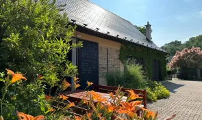 Venkovní pohled - posezení před Osvěžovnou