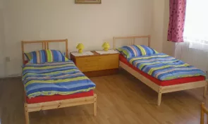 ložnice se dvěma samostatnými lůžky