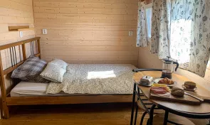 manželská postel v lesním apartmánu