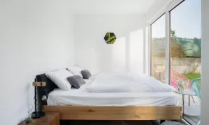 pohodlná manželská postel s výhledem do zeleně