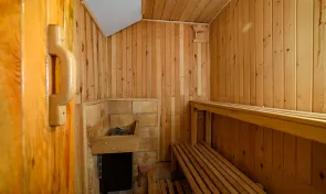 Soukromá sauna přímo v chatě pro chvíle relaxu a odpočinku.