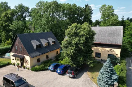 Venkovní pohled - parkování v uzavřeném areálu