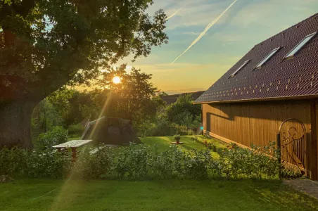 udržovaná zahrada s posezením pod dubem