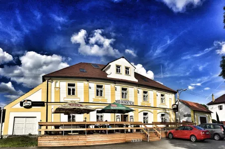 parkování před hotelem a terasa restaurace