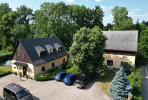 Venkovní pohled - parkování v uzavřeném areálu