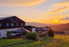 venkovní terasa s občerstvením při západu slunce