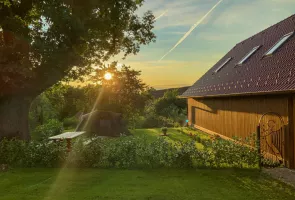 udržovaná zahrada s posezením pod dubem