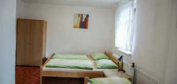 Čtyřlůžkový pokoj se společnou koupelnou a wc (1. patro) - č.2