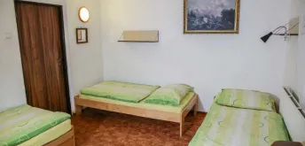 Čtyřlůžkový pokoj s vlastní koupelnou a wc + přistýlka (2. patro) - č.1
