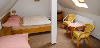 Třílůžkový pokoj podkrovní