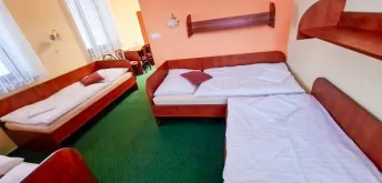 Čtyřlůžkový pokoj s vlastním sociálním zařízením