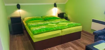 Třílůžkový pokoj s oddělenou ložnicí
