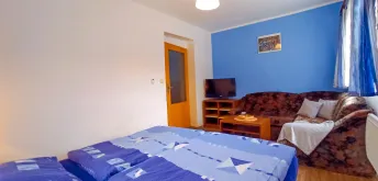 Čtyřlůžkový pokoj s oddělenou ložnicí