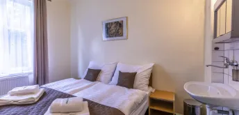 Dvoulůžkový pokoj Economy vila -  s vlastní koupelnou mimo pokoj