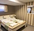 Třílůžkový pokoj s manželskou postelí a přistýlkou