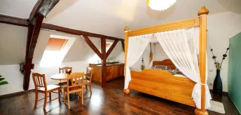 Apartmán Deluxe s postelí s nebesy a vířivou vanou