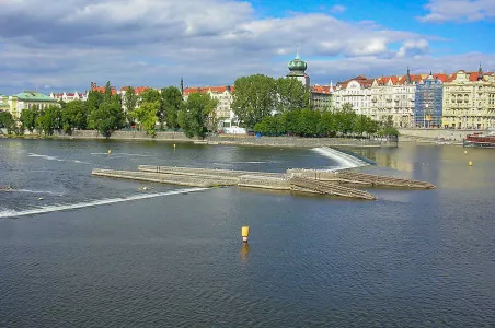 Slovanský ostrov a Žofín - pohled z Jiráskova mostu přes Šítkovský jez