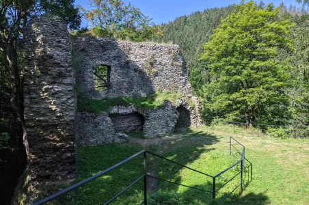 Zřícenina hradu Návarov