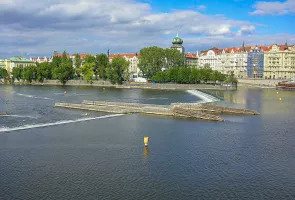 Slovanský ostrov a Žofín - pohled z Jiráskova mostu přes Šítkovský jez