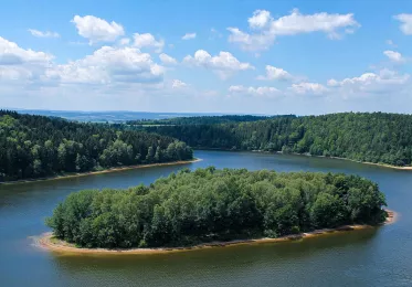 Pohled od hradní věže na Sečskou přehradu