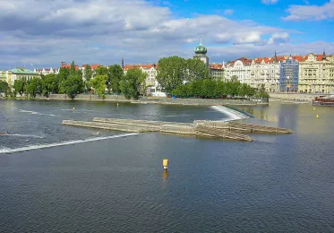 Slovanský ostrov a Žofín - pohled z Jiráskova mostu přes Šítkovský jez