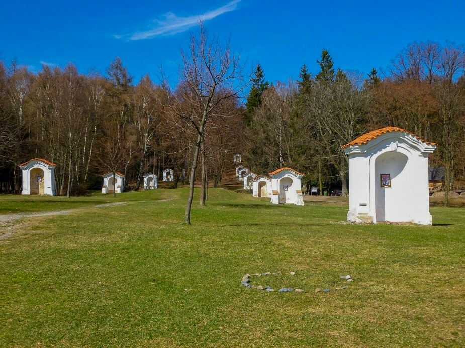 Barokní areál Skalka, křížová cesta (foto obec Mníšek pod Brdy)