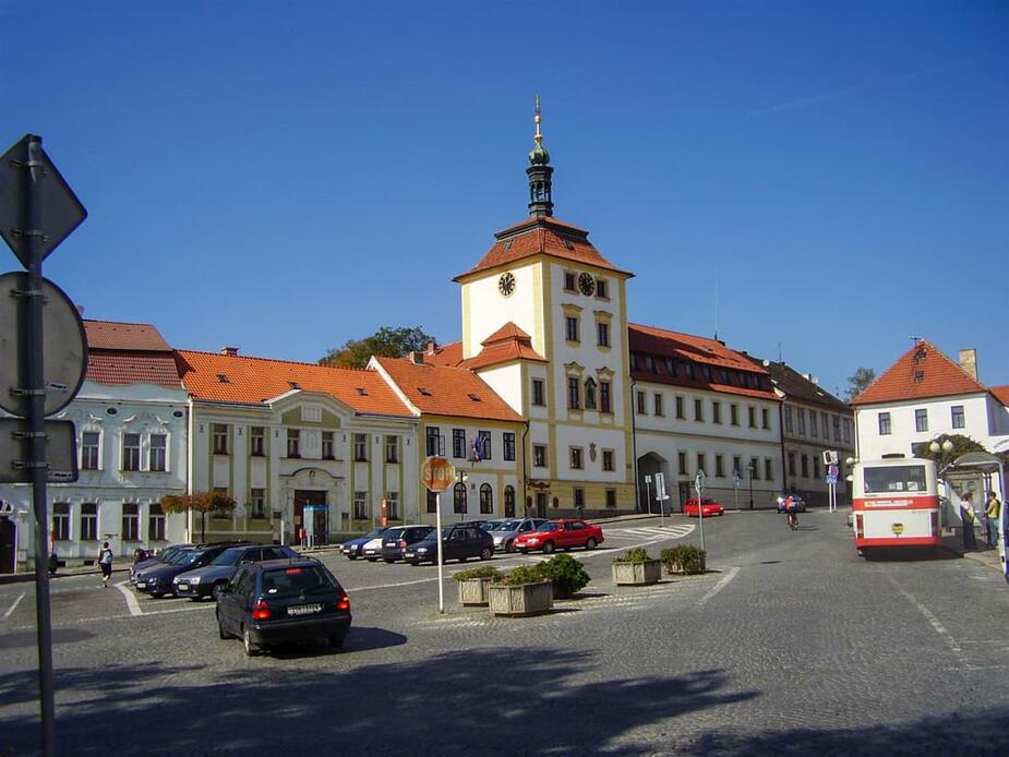 Foto: Začátek stezky na Masarykově náměstí v Jílovém u Prahy