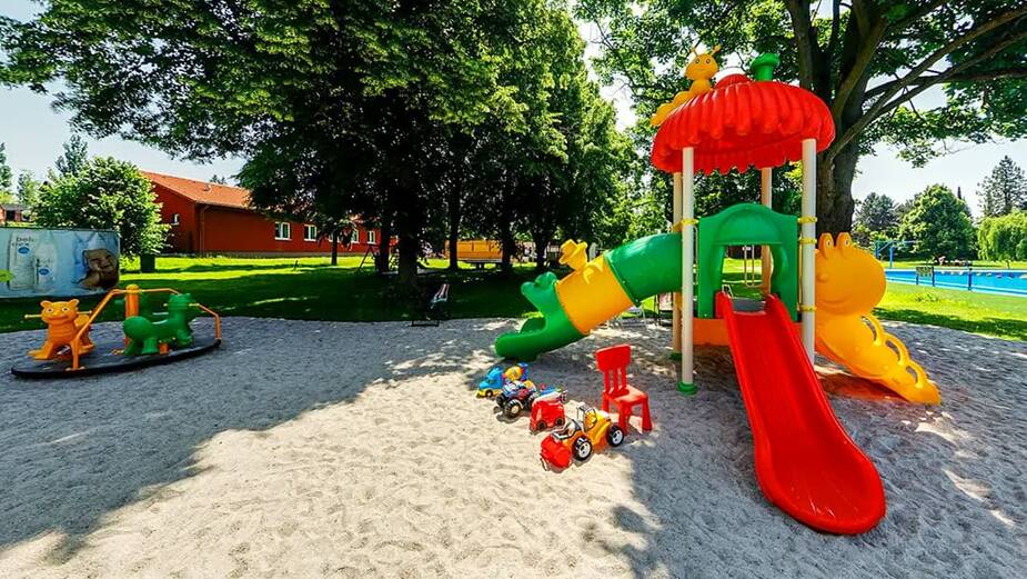 Foto: dětské hřiště v areálu koupaliště