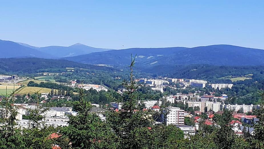 Foto: Výhled na Krkonoše od památníku