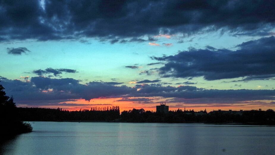 Foto: noční obloha nad rybníkem Svět