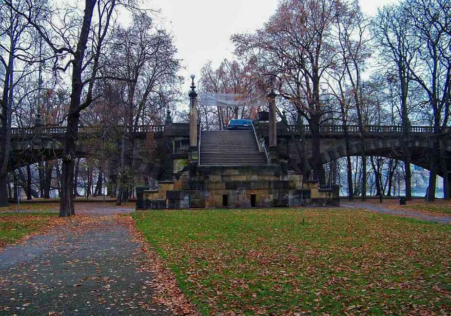 Střelecký ostrov - schodiště z mostu Legií 