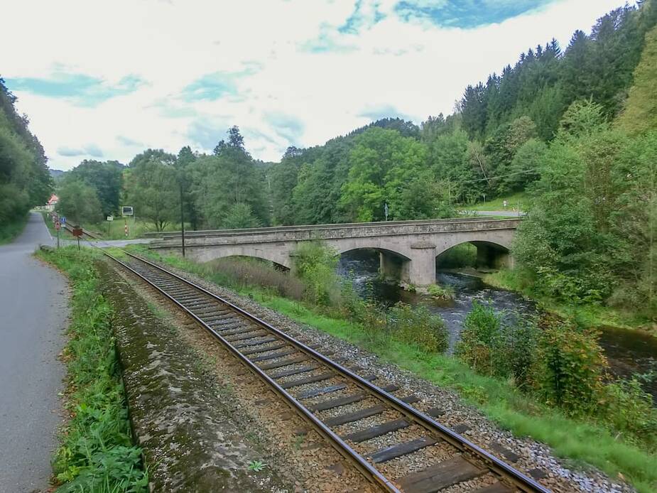 Foto: jednokolejná žlezniční trať 