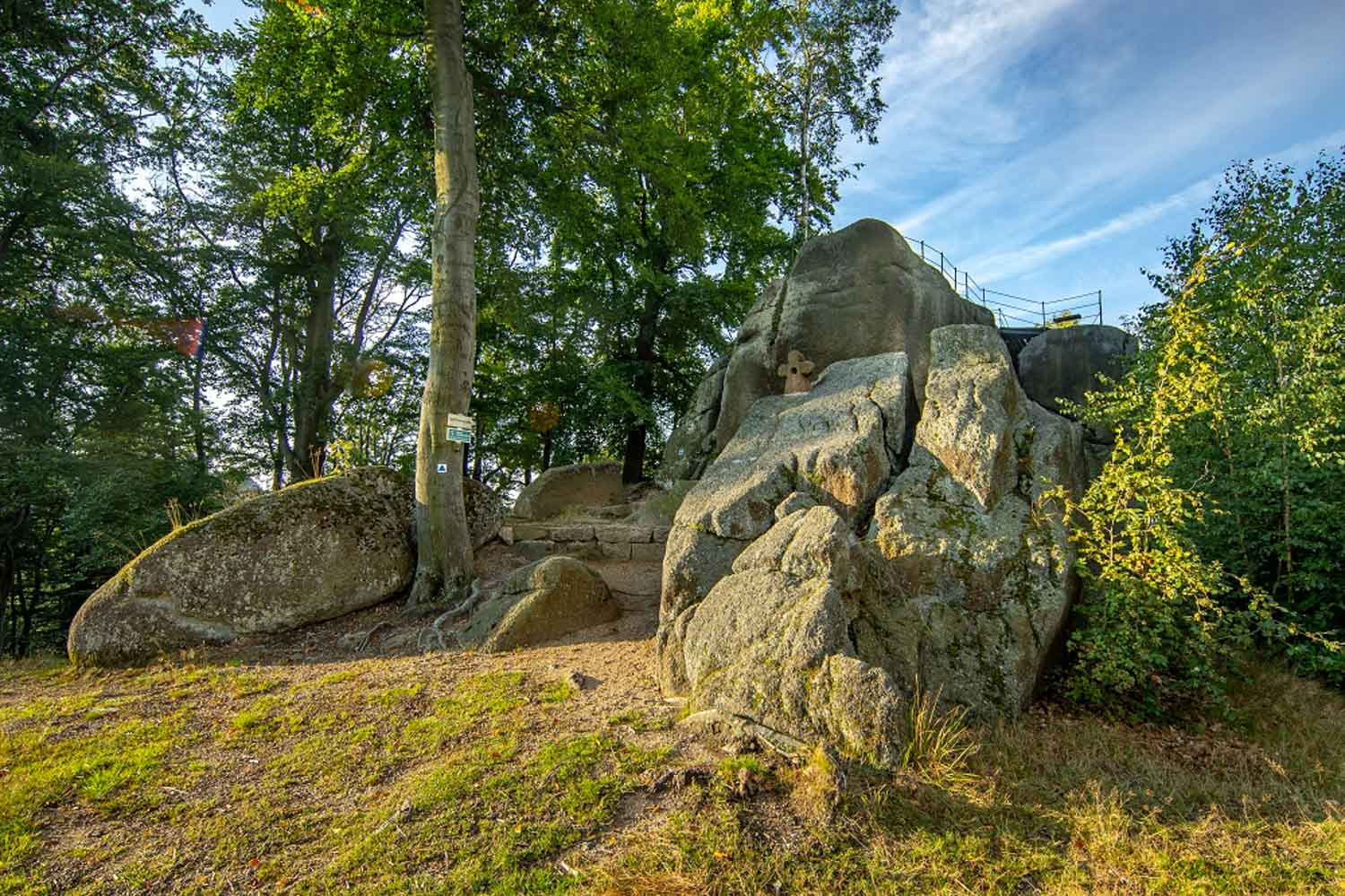 Foto: skalní útvar na vrchu