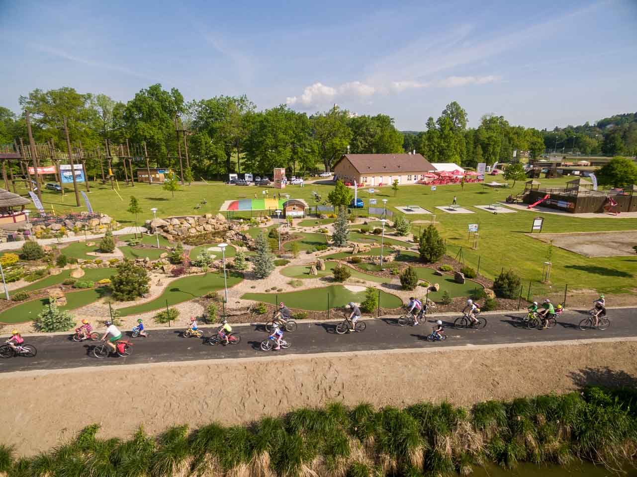 Foto: Stezka vede okolo rekreačně sportovního areálu v Hluboké