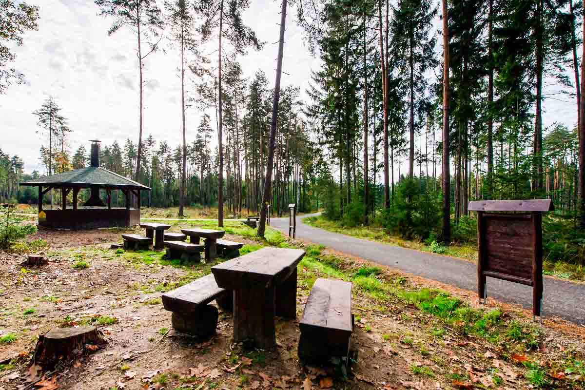 Foto: posezení podél stezky