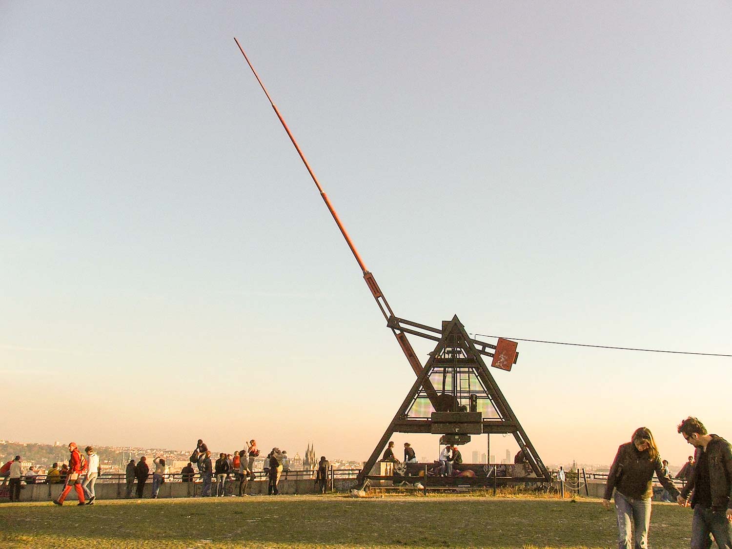 Foto: Pražský metronom na místě, kde dříve stála socha Stalina