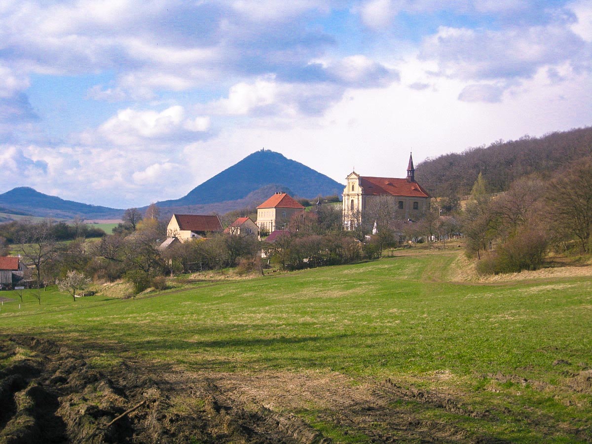 Výhled na obec Sutom   foto: Gortyna